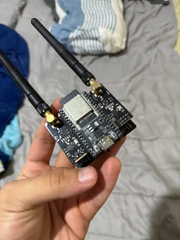 Bloqueador de som Bluetooth sendo segurado na mão
