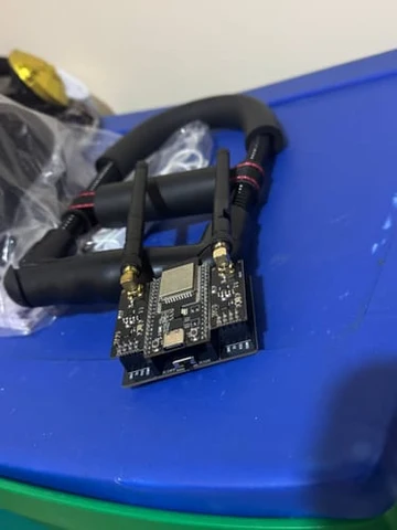 Bloqueador de som Bluetooth sobre uma mesa azul, recém retirado da embalagem