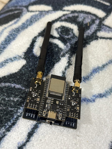 Bloqueador de som Bluetooth sobre um tecido estampado
