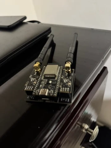 Bloqueador de som Bluetooth instalado sobre um móvel de madeira escura